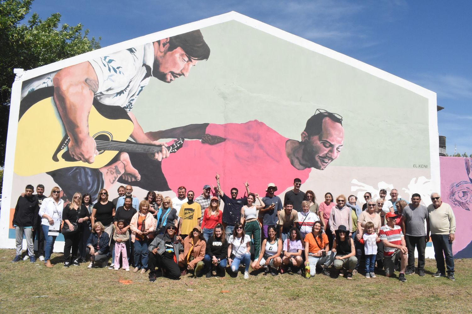 Fin de otra experiencia única. Muralistas, autoridades y vecinos recorrieron las 12 nuevas obras en Elortondo.