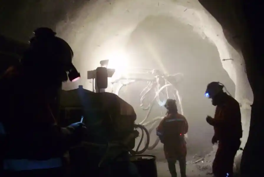 Un minero murió y buscan a cinco desaparecidos tras un sismo: “Se sentía el crujido del cerro”