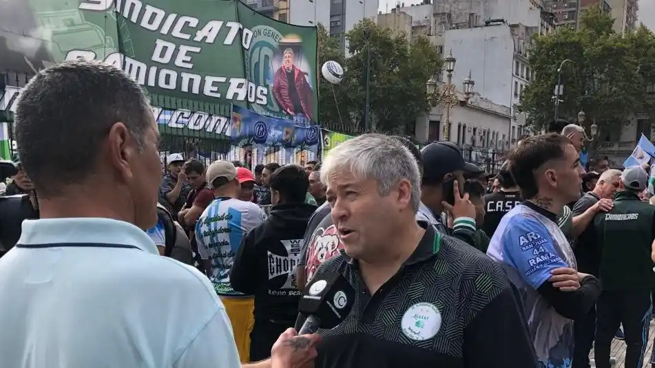 Presente. Alberto Peralta, cosecretario de la CGT, en la marcha de los jubilados en la Capital Federal.