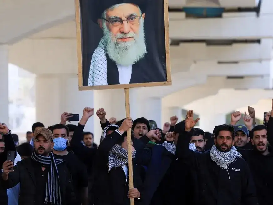 Manifestantes tras el asesinato del líder supremo de Irán, el ayatolá Ali Khamenei.