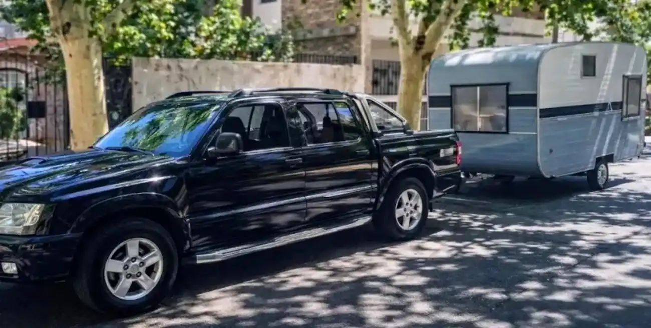 Los efectivos policiales lograron hallar la camioneta y la casa rodante.