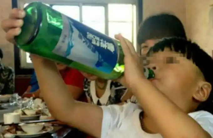 Un chinito de 2 años es borracho y "no pueden controlarlo"