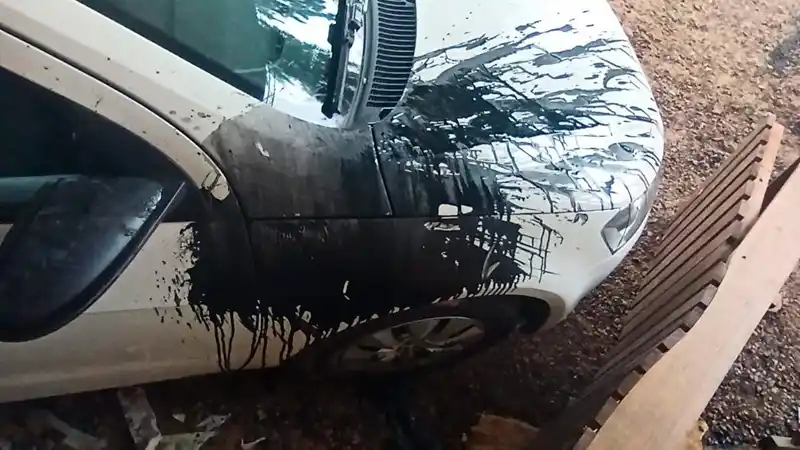 Asistieron a un hombre que fue hallado desnudo en el frente de una casa