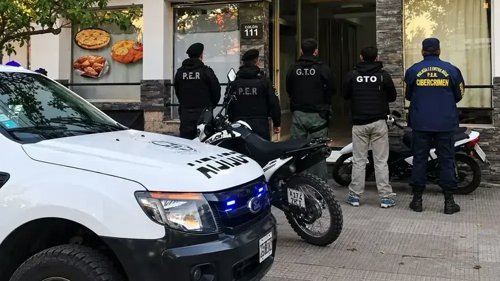 Allanaron una pensión en Punta Alta por presunta divulgación de imágenes sexuales de menores