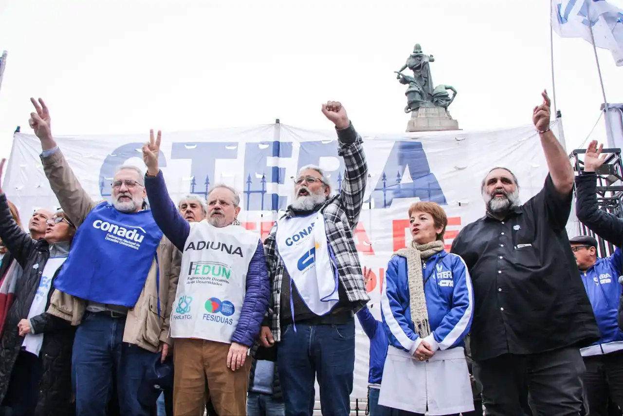 Abrazo al Congreso. De parte de los docentes.