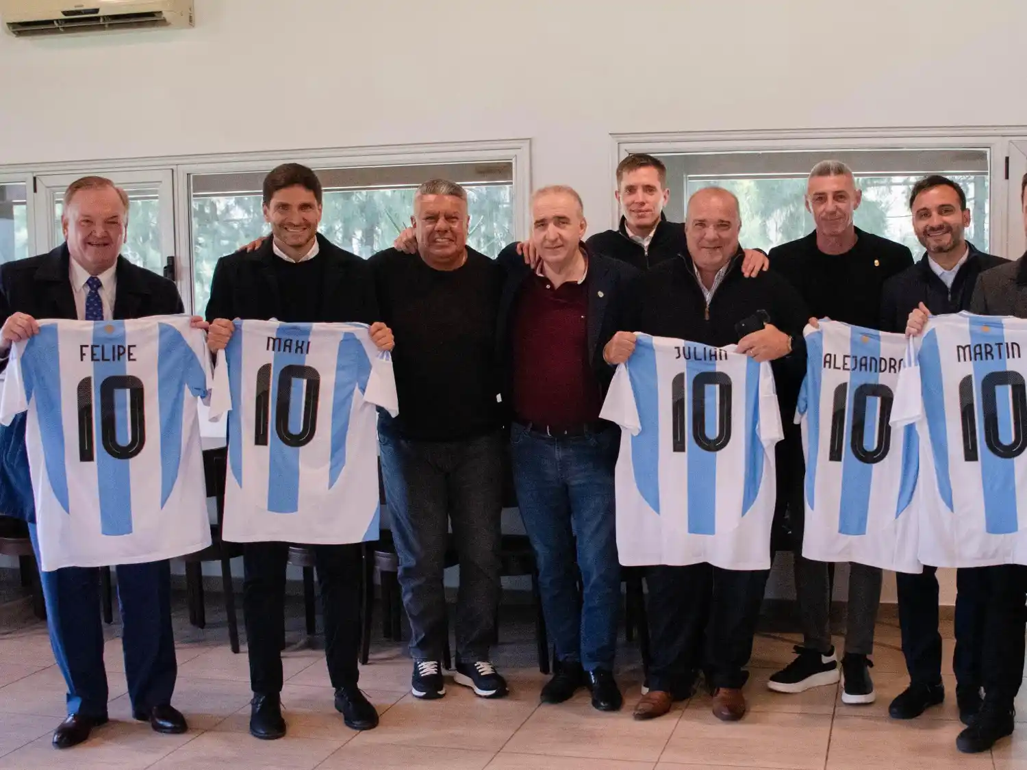 Pullaro aterrizó en la AFA: asado, política y promesas con Chiqui Tapia en el predio de Ezeiza.