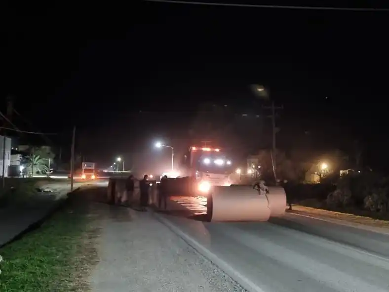 Volcó las bobinas de papel que transportaba mientras circulaba por Ruta 11 a la altura de Rincón de Nogoyá
