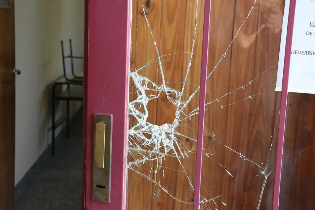 Un  grupo de vándalos provocó  serios daños en la Escuela 42