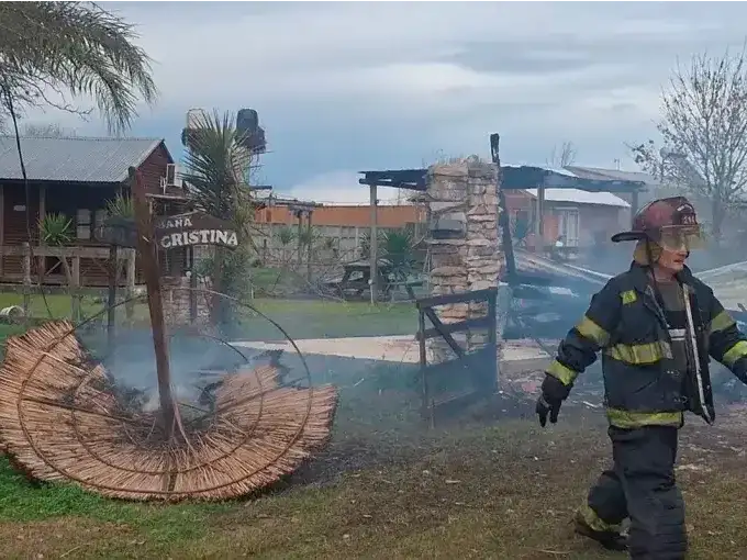 Un voraz incendio destruyó un complejo de seis cabañas