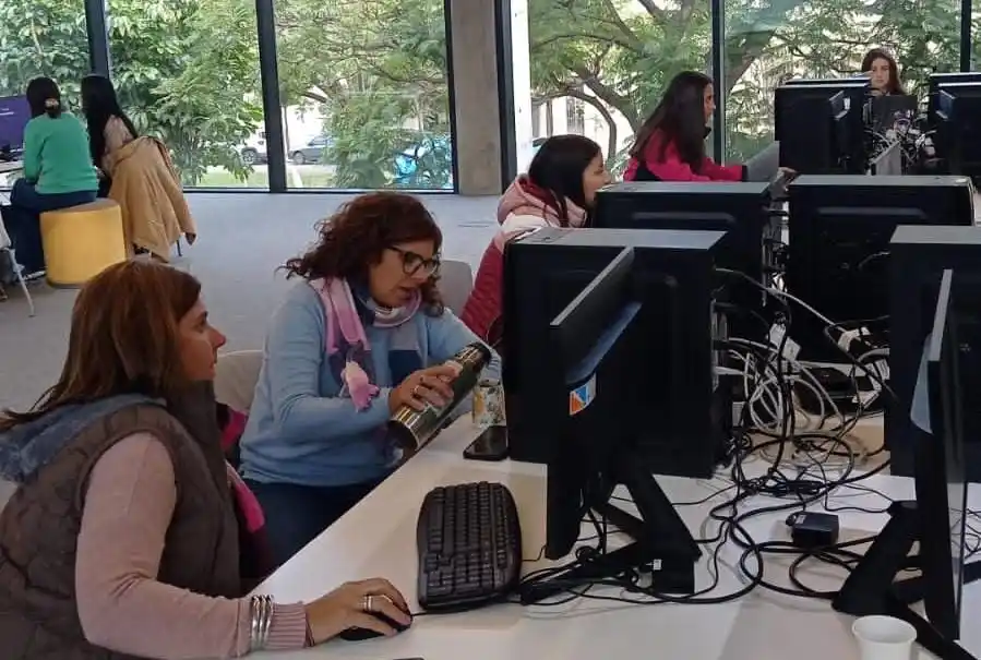 Dos mujeres frente a una computadora realizando un curso de capacitación
