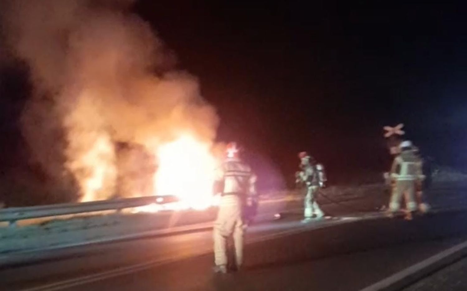 Los bomberos llegaron con el auto aún en llamas.