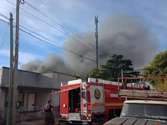El Gobierno vinculó el incendio de la pañalera de Lomas del Mirador con una polémica licitación del PAMI
