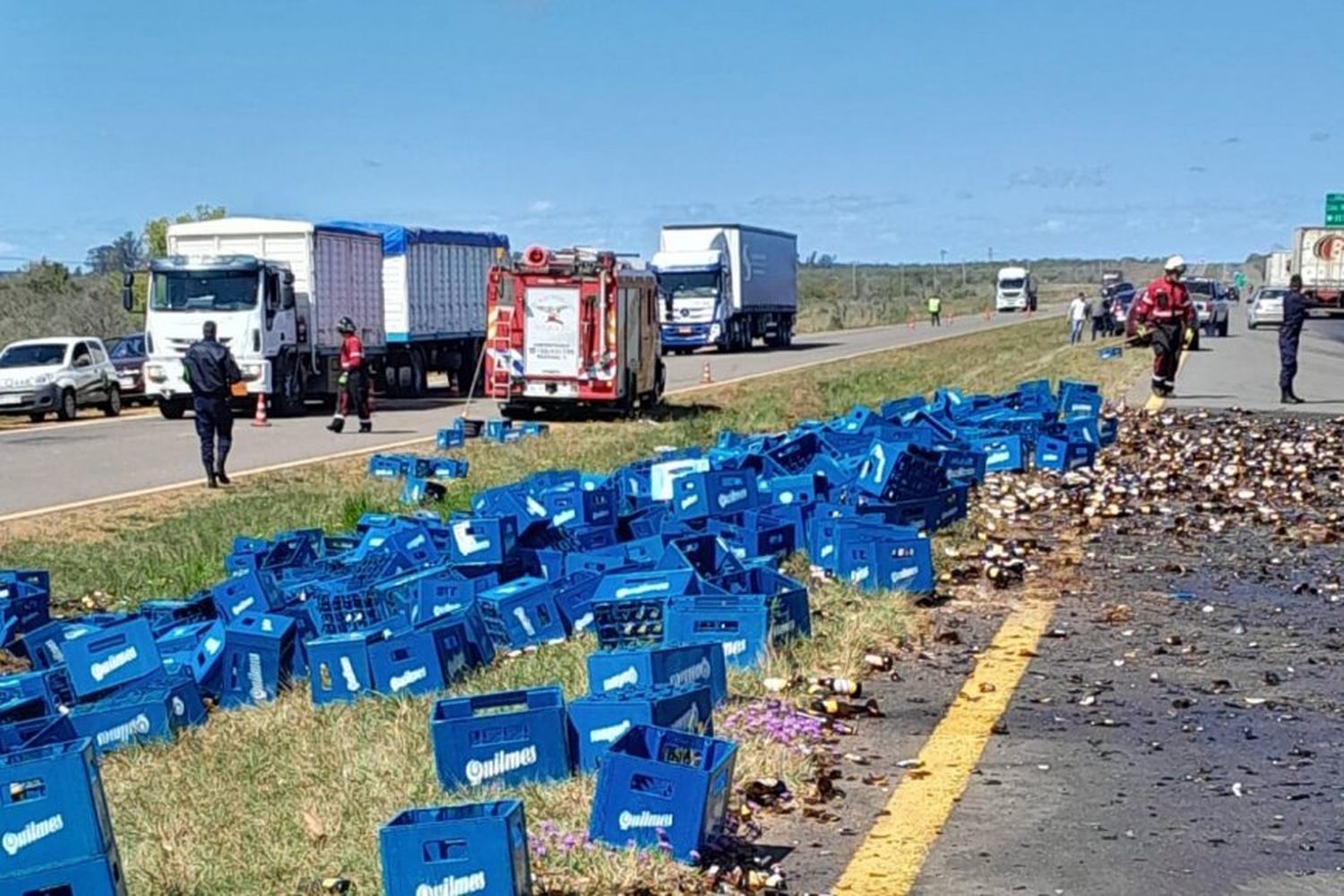 Chocaron un auto y un camión, que derramó su carga de cajones de cerveza en la Autovía 14