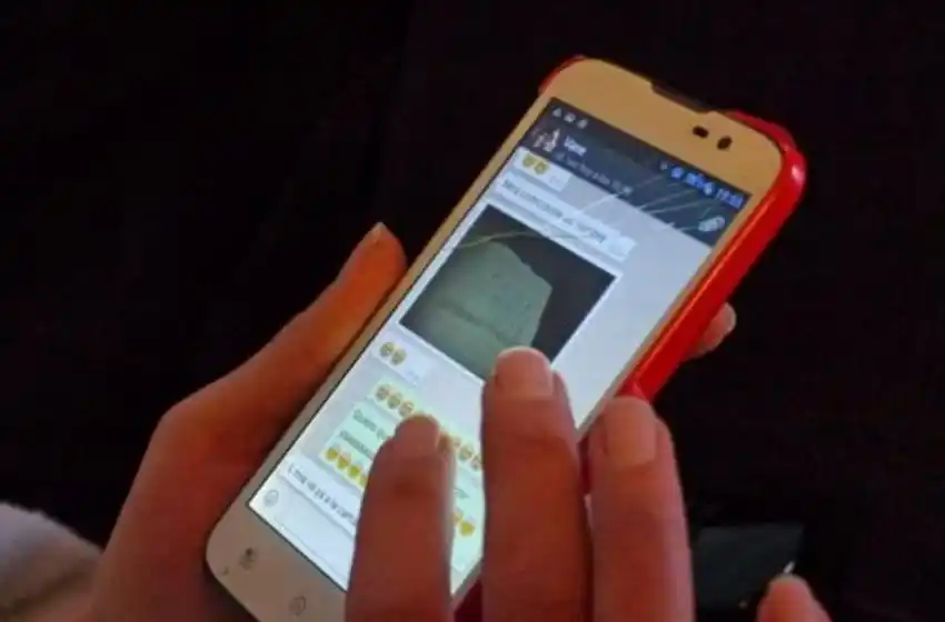 Vio que su esposa seguía «en línea» en Whatsapp durante la medianoche y la golpeó