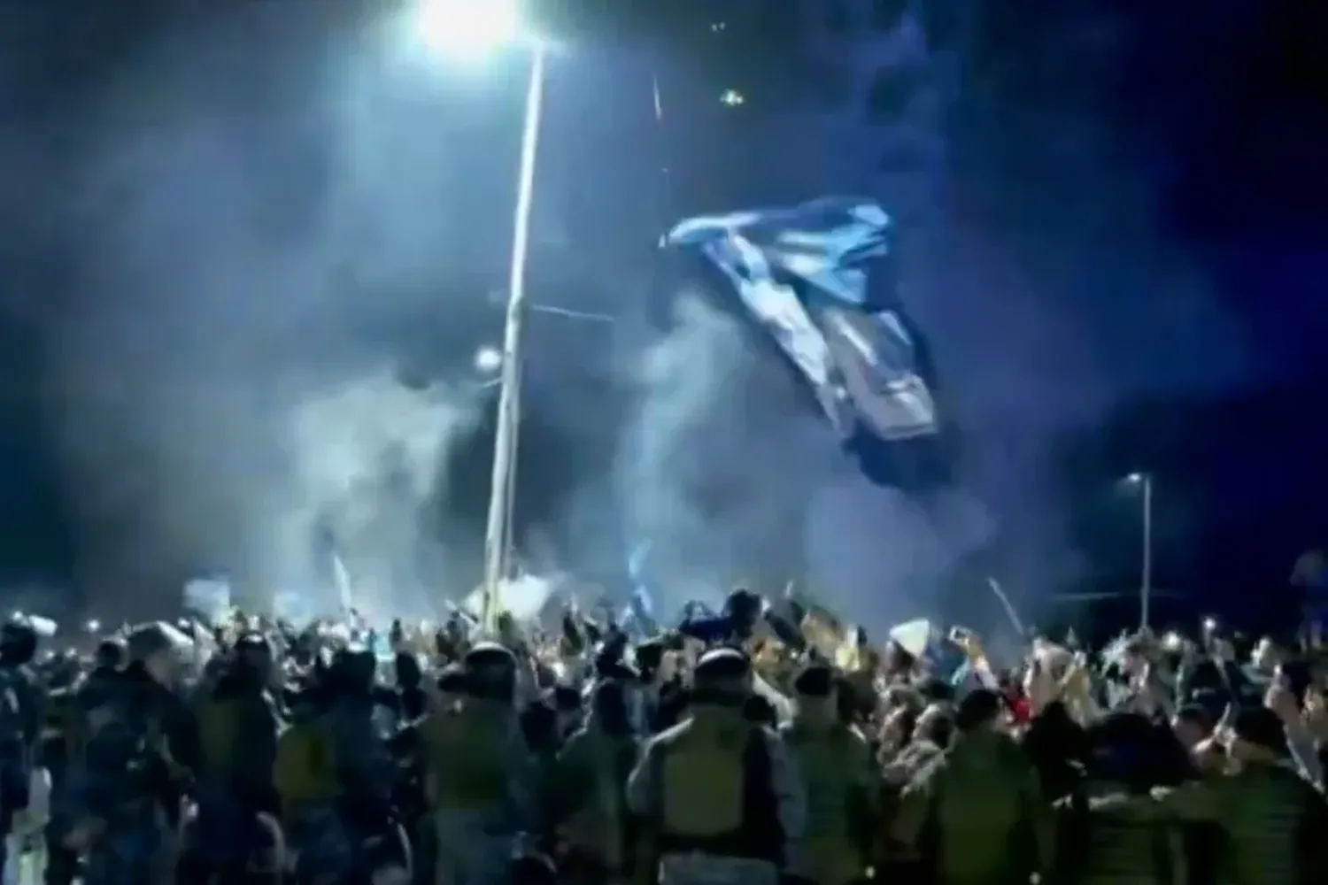 Un grupo de hinchas se reunió para recibir a los jugadores que llegaron al país.