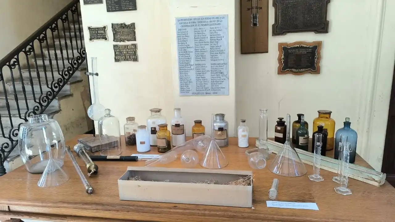 La Escuela Normal inauguró la muestra  “Aquel laboratorio de ayer”
