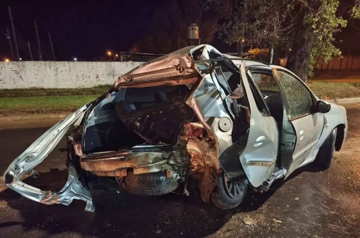 Un auto chocó contra un árbol y hay cuatro heridos en el hospital