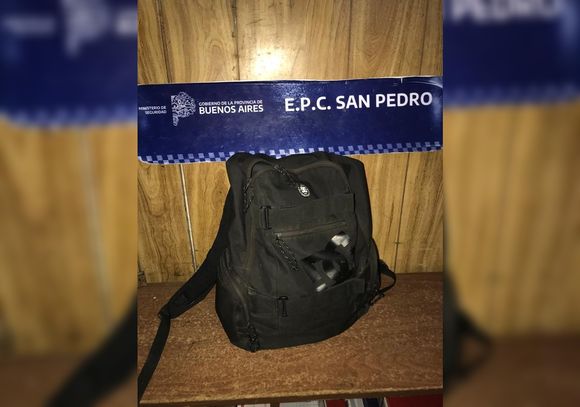 Menor robó una mochila en una cancha de fútbol y fue aprehendido