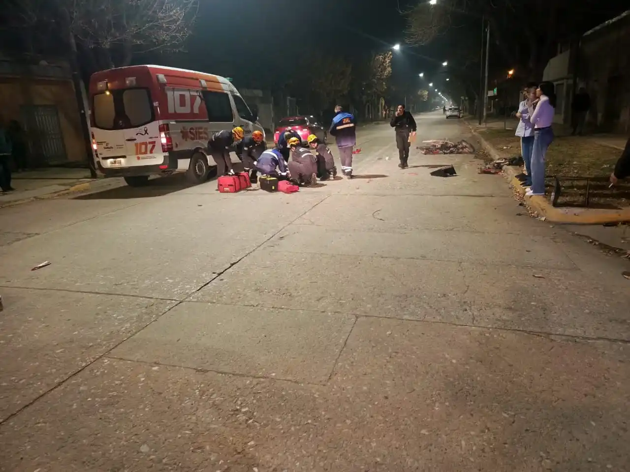 Personal de bomberos y del Sies 107 asistiendo al motociclista.