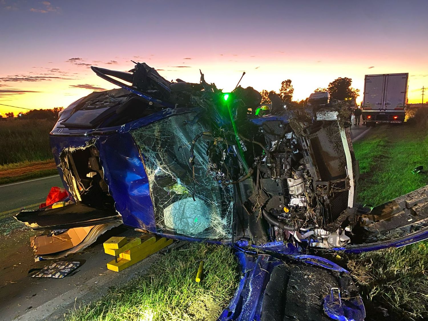 El Peugeot quedó lateralizado y con su conductor atrapado en el interior.