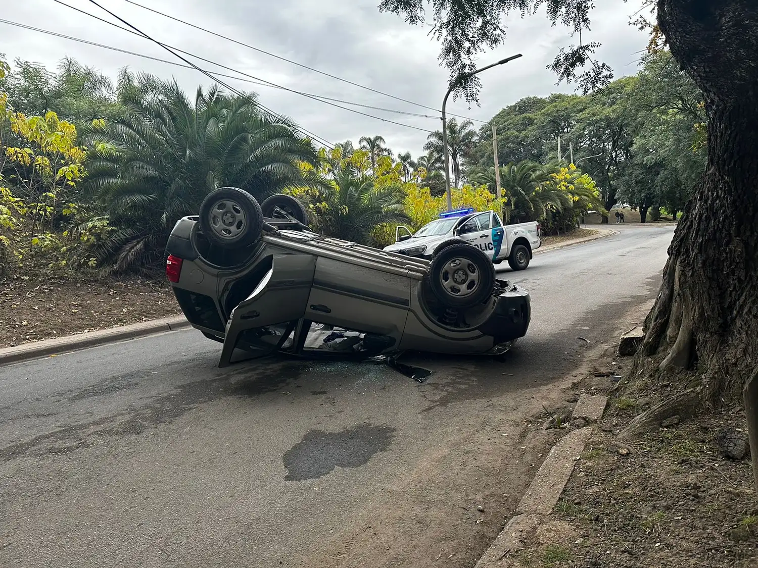 vuelco camioneta club náutico subida