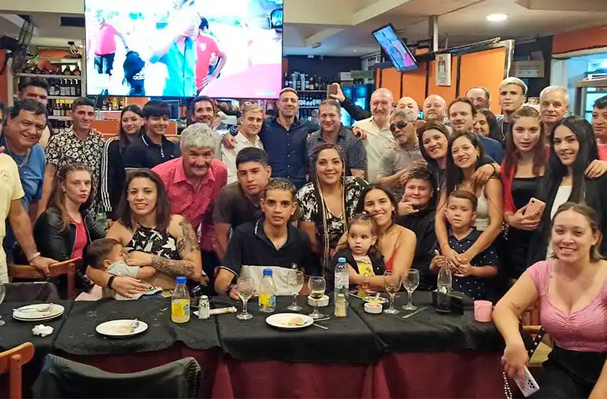 Obeid acompañó a los campeones de boxeo en la cena de fin de año del Club “Maravilla” Sosa