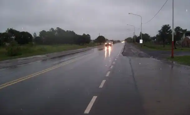 Llovizna y humedad complican el tránsito en caminos rurales