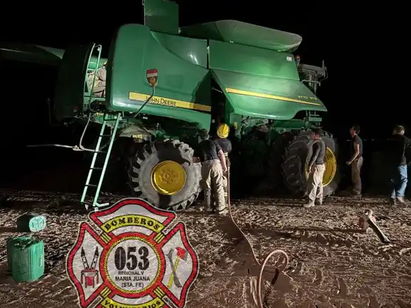 Otro principio de incendio en una cosechadora plena campaña de trilla: asistieron los bomberos de la región