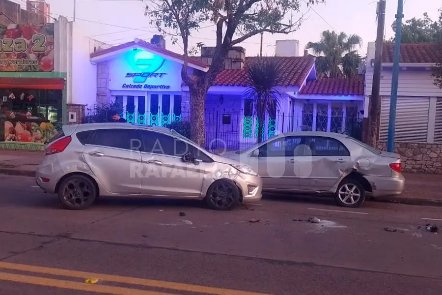 Un pasado de copas se fue de carril y se la dio de lleno contra un auto estacionado
