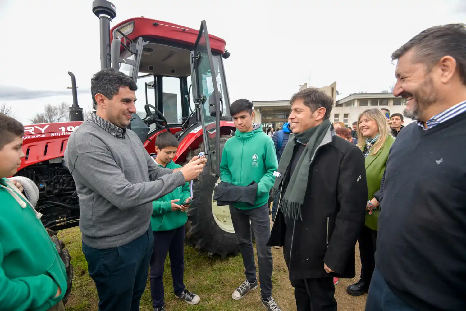 Kicillof recorrió la fábrica láctea de una escuela y entregó un tractor en Florentino Ameghino