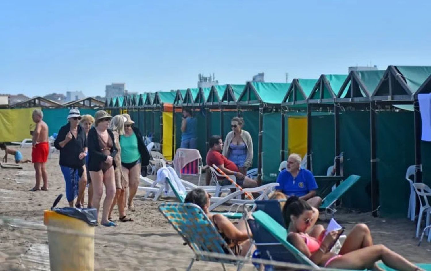 Carpas en Punta Mogotes, Mar del Plata. (La Capital)