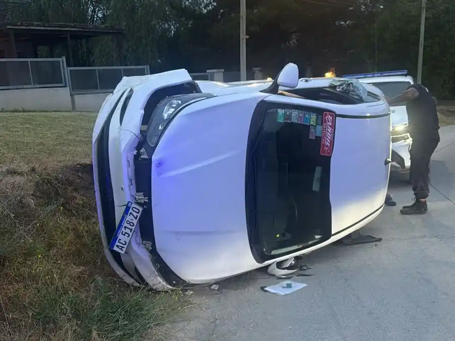 Perdió el control del vehículo y volcó en la avenida Brasil