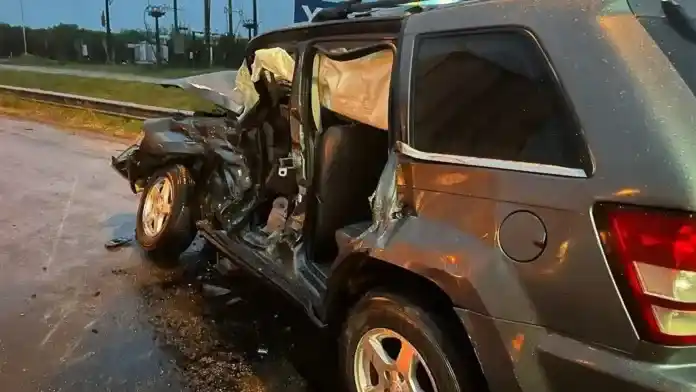 Violento choque en la Ruta 14 en medio del temporal: un hombre quedó atrapado en su camioneta