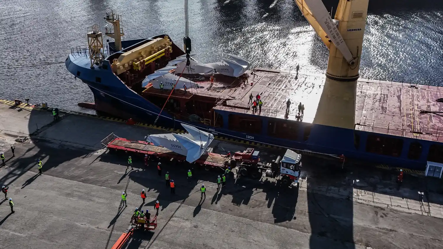 Llegó un buque con anclas gigantes para Vaca Muerta: comenzaron a descargarlas desde temprano