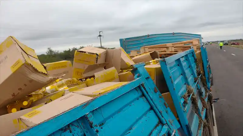 Volcó camión cargado con aceite, robaban las botellas y actuó la policía: fotos