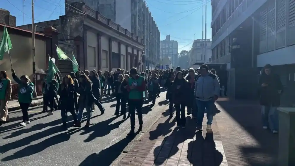 Masiva movilización de trabajadores estatales frente a la Casa de Gobierno en rechazo al recorte del 25% en horas extras