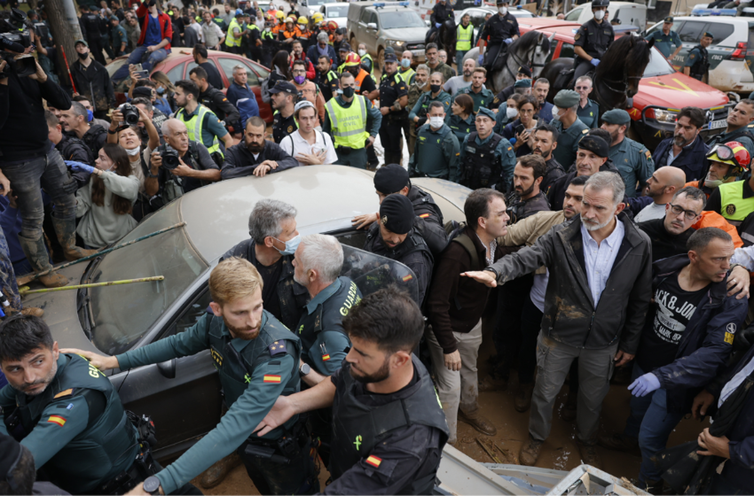 Agresiones en Valencia: vecinos lanzaron barro a los reyes de España y al presidente