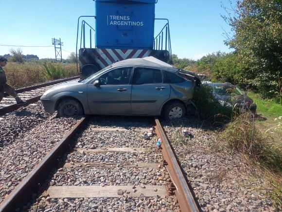 Accidente fatal en Gowland: un tren arrolló un auto en un cruce no habilitado, una joven murió y otra lucha por su vida