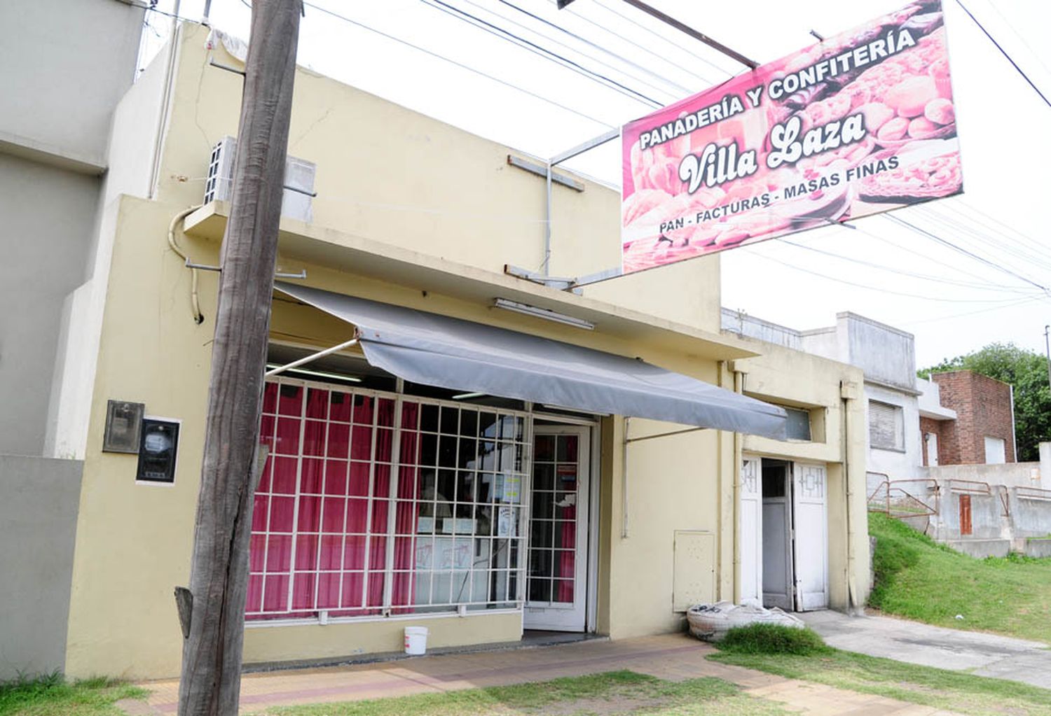 Tres delincuentes armados asaltaron a la propietaria en una panadería de Villa Laza