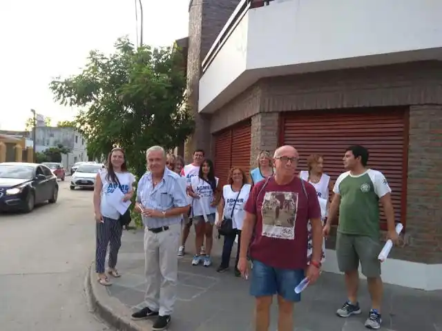 La Multisectorial local realizó una volanteada y junta de firmas contra el tarifazo