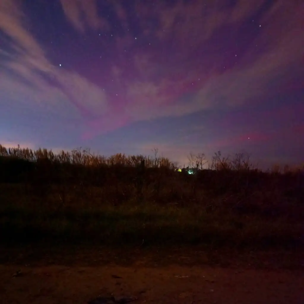 El cielo rojo violáceo en Venado Tuerto. (Facebook Víctor Casadey)