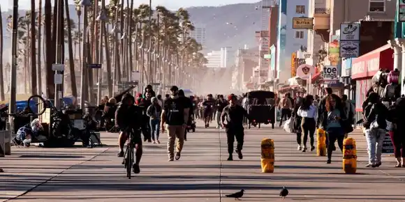 TOQUE DE QUEDA en California por pico en casos de COVID-19