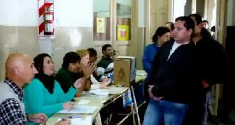 Comenzaron a pagar a las autoridades de mesa