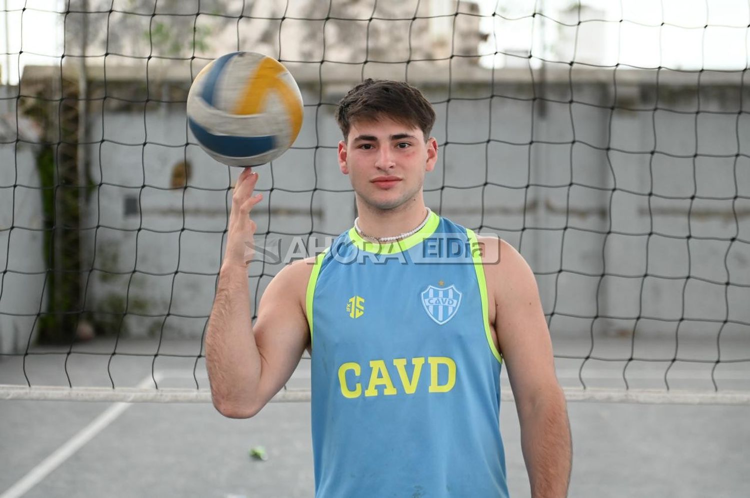 Steiner posa con la pelota en su segunda casa. La canchita del playón de Independiente donde dio sus primeros pasos (crédito: MR Fotografía).