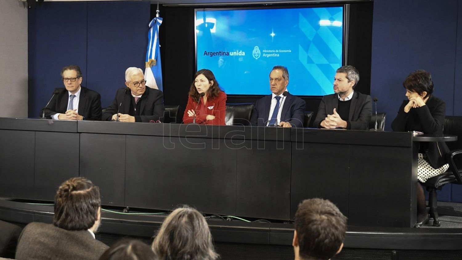 En una conferencia de prensa ofrecida en el Palacio de Hacienda, Batakis realizó una serie de anuncios.