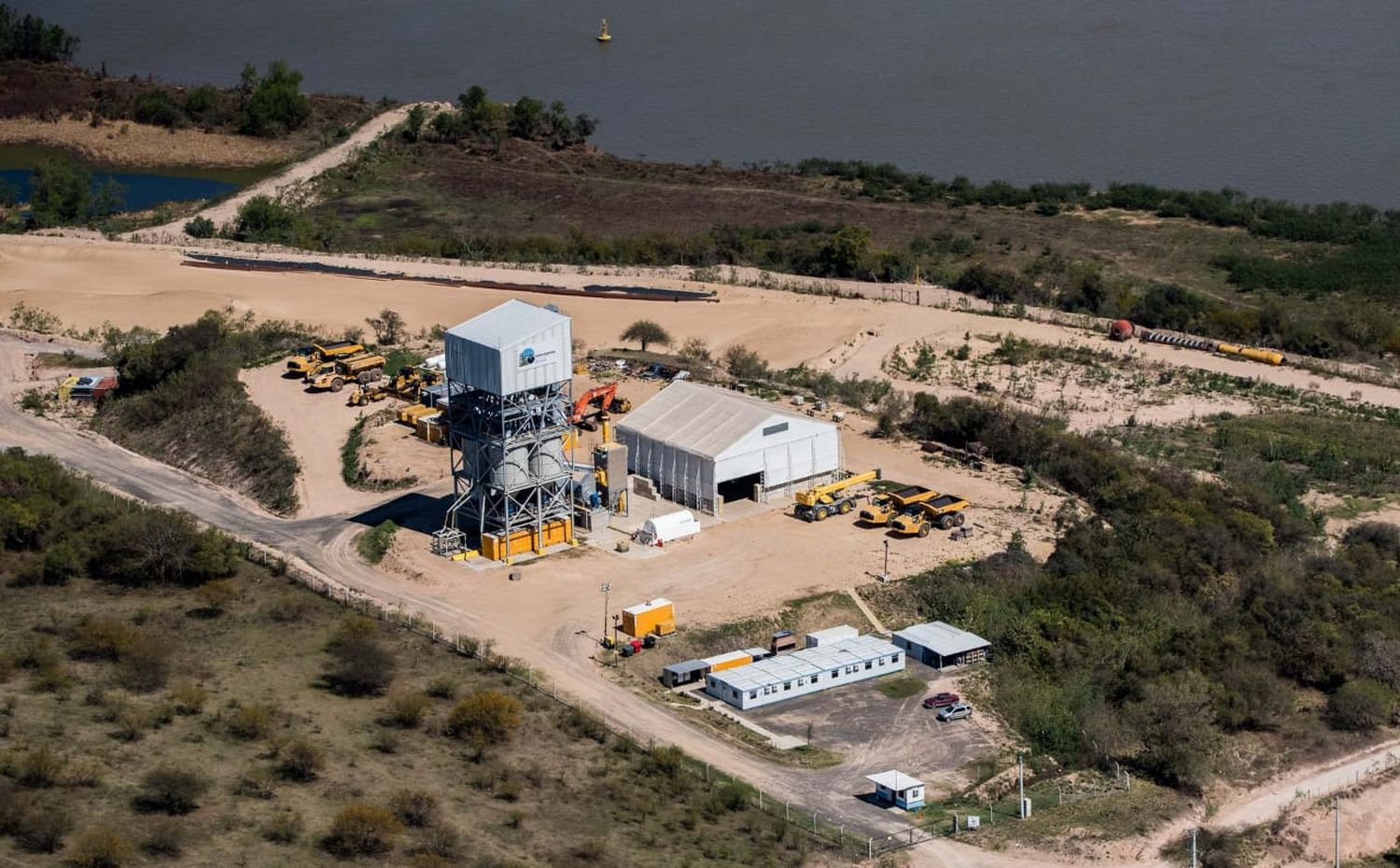 Las areneras extraen millones de litros de agua y cientos de toneladas de arena por día (Foto: gentileza de Eduardo Bodiño)
