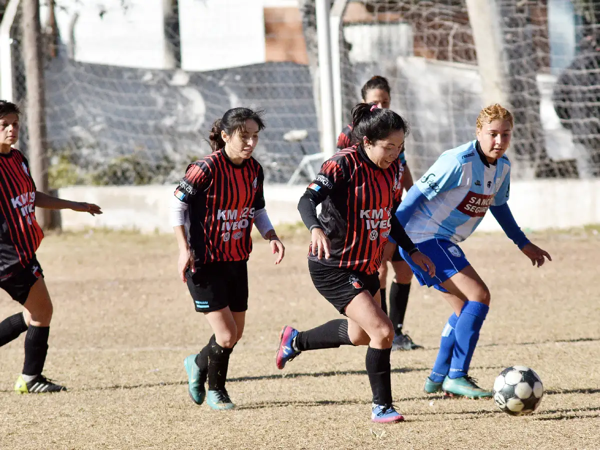 Las chicas van por el título