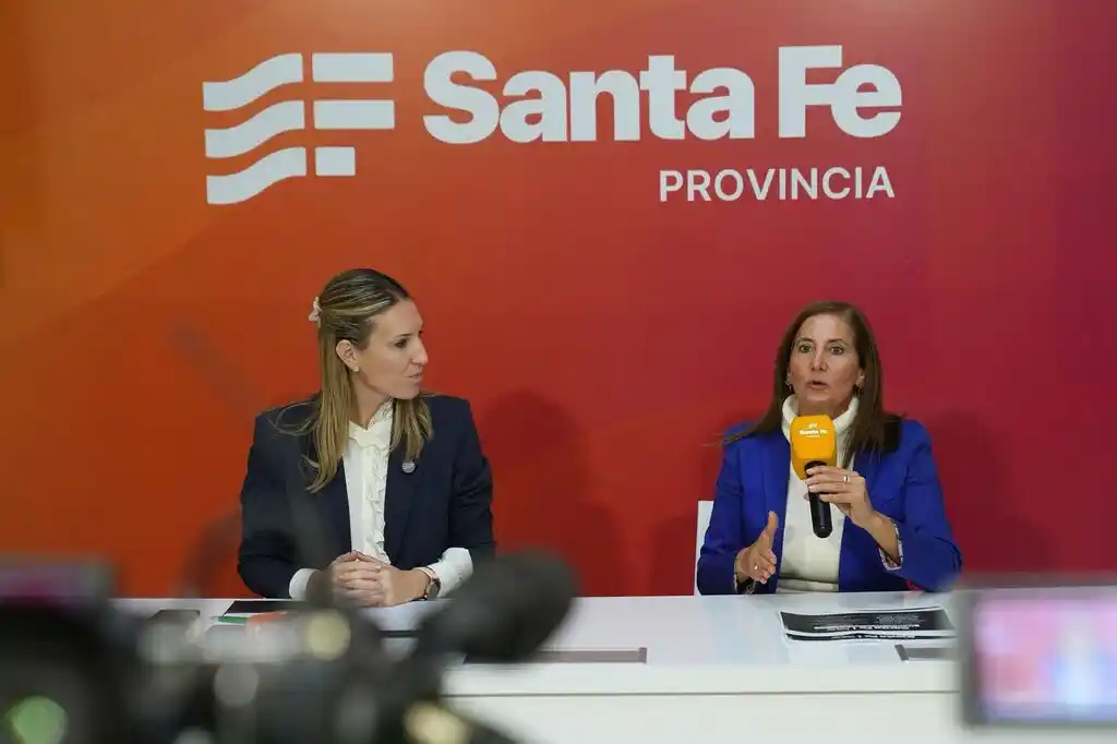La vocera provincial, Virginia Coudannes, y la secretaria de Turismo, Marcela Aeberhard presentaron la oferta turística de mayo en Santa Fe