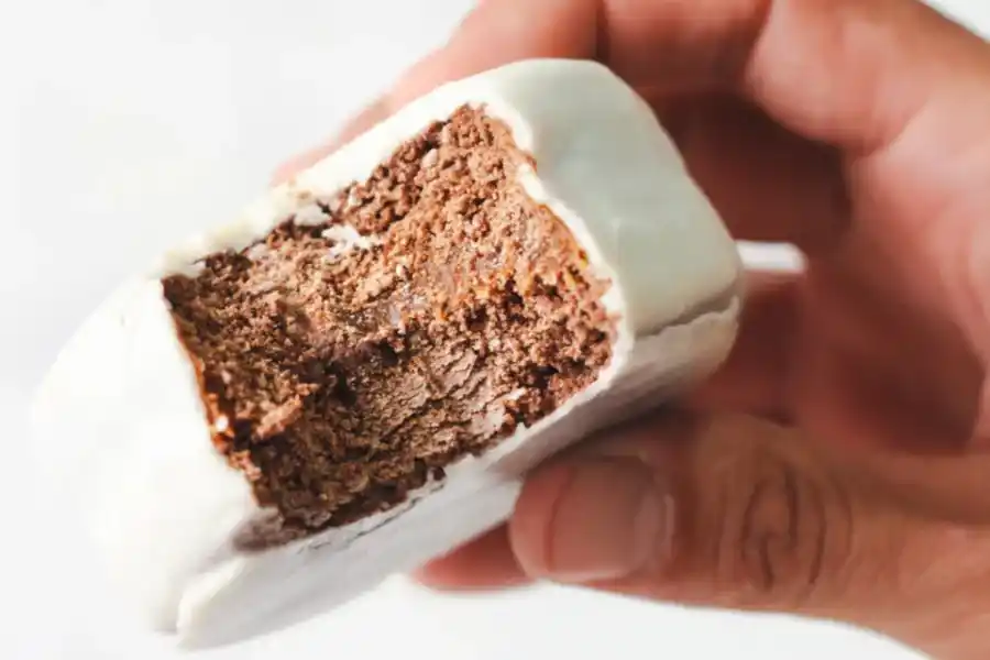 Una empresa de alfajores lanzó el "alfajor Triple A" y tuvo que pedir disculpas