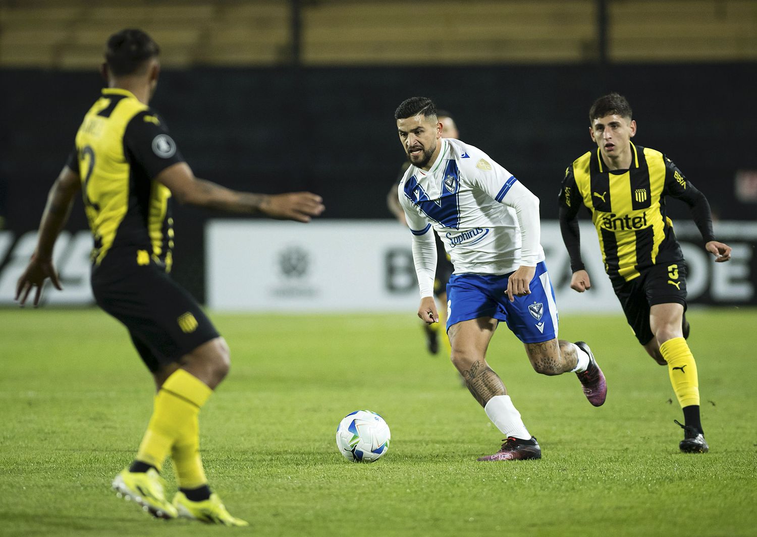 Vélez hizo negocio con el empate frente a Peñarol
